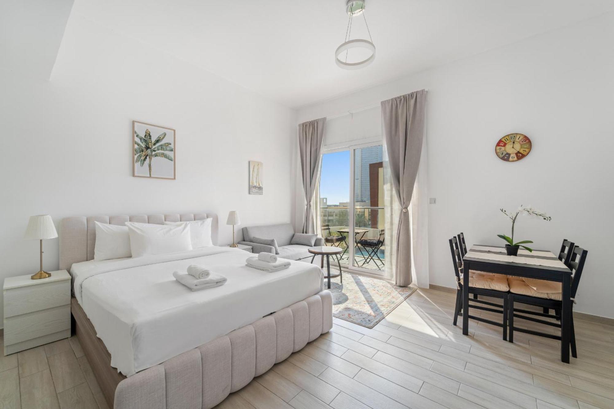 Vayk - Modern With Pool Views In Jvc Apartment